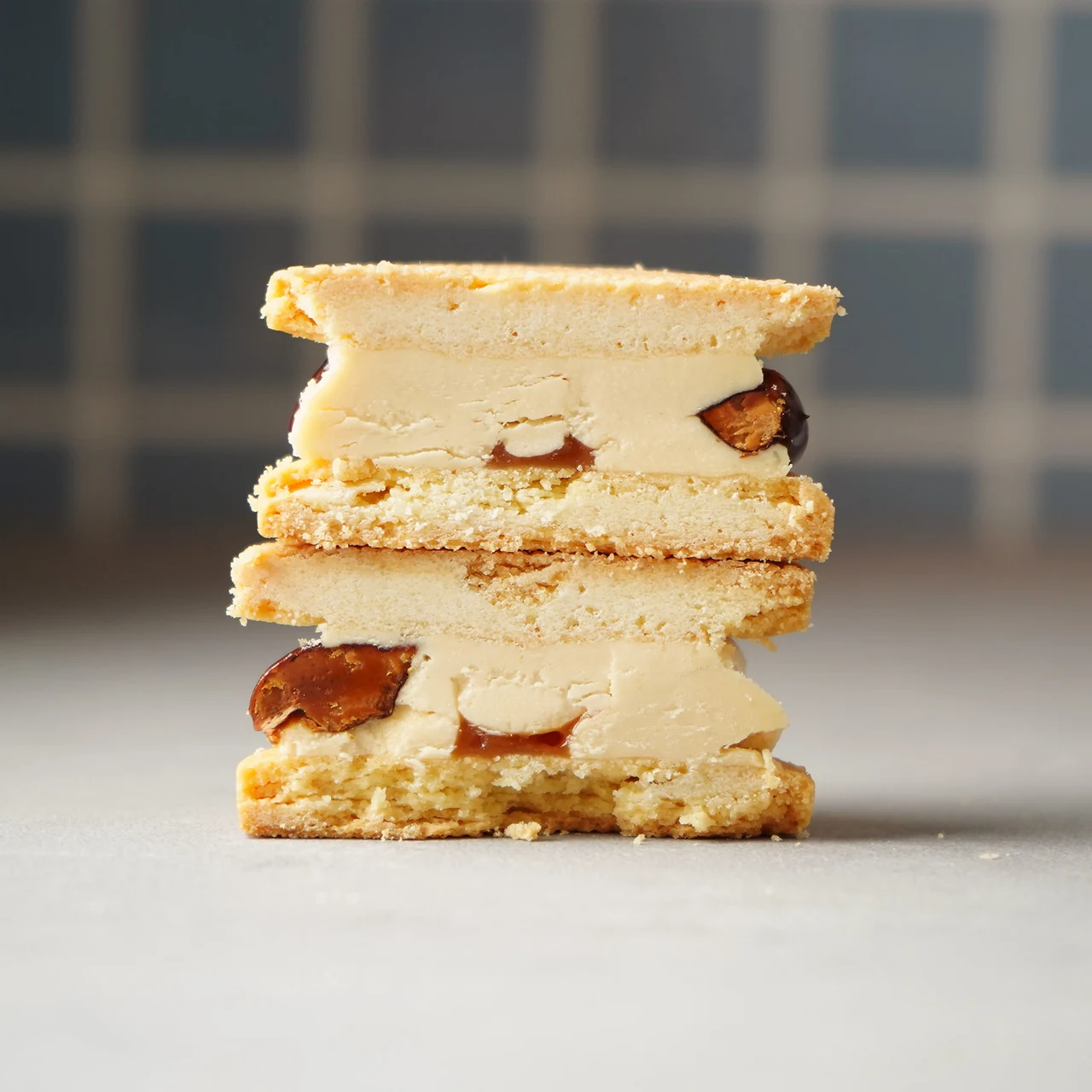キャラメルとナッツを挟んだバターサンドの断面