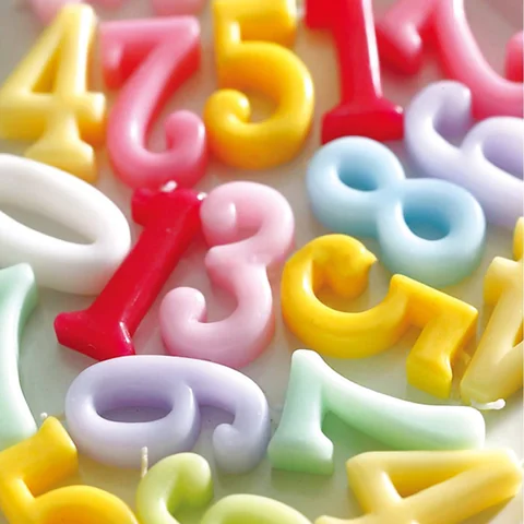 色とりどりの数字ろうそく