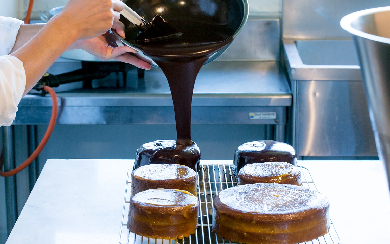 チョコレートザッハトルテ なめらかなチョコレートで、包み込む。