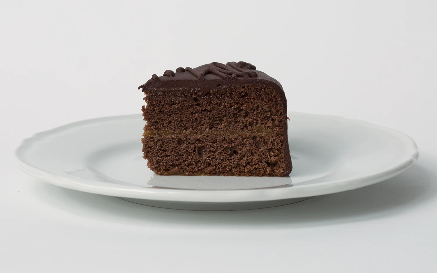 チョコレートザッハトルテ 切り分けて味わう、三つの重なり。
