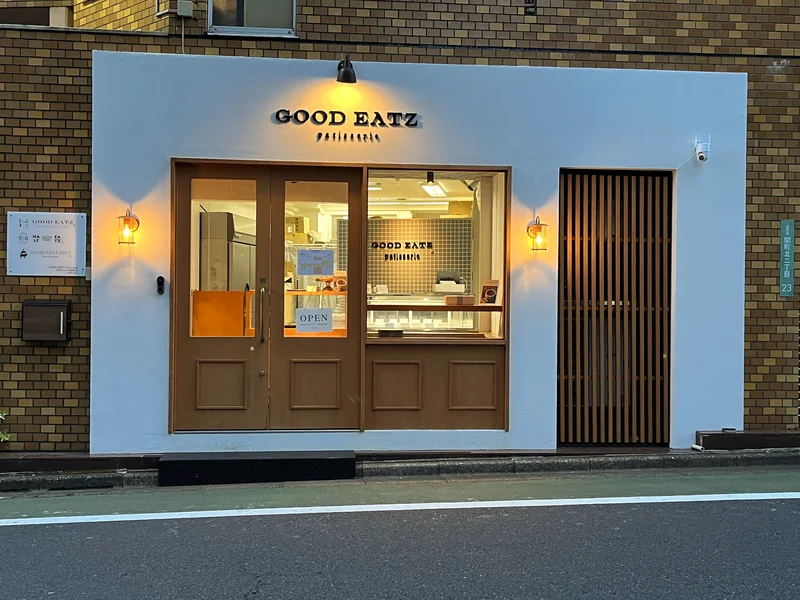 灯りがともるGOOD EATZの店舗外観